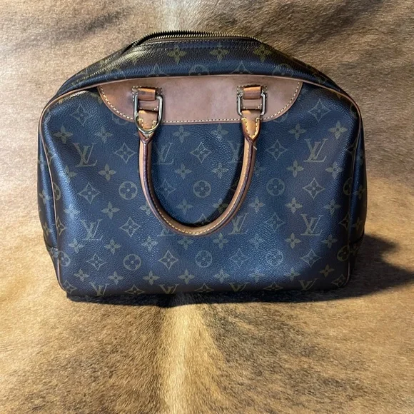 LV Deauville Handbag. Preowned condition. - Picture 1 of 7